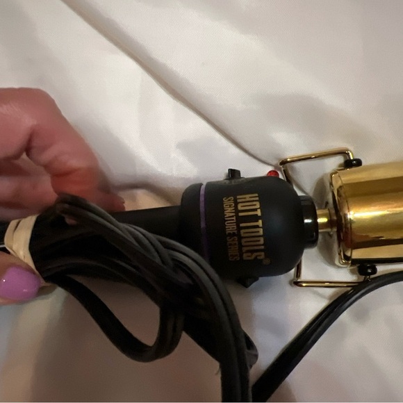 Hot Tools Signature series 1 and 1/2 inch wand, preowned - Picture 3 of 6